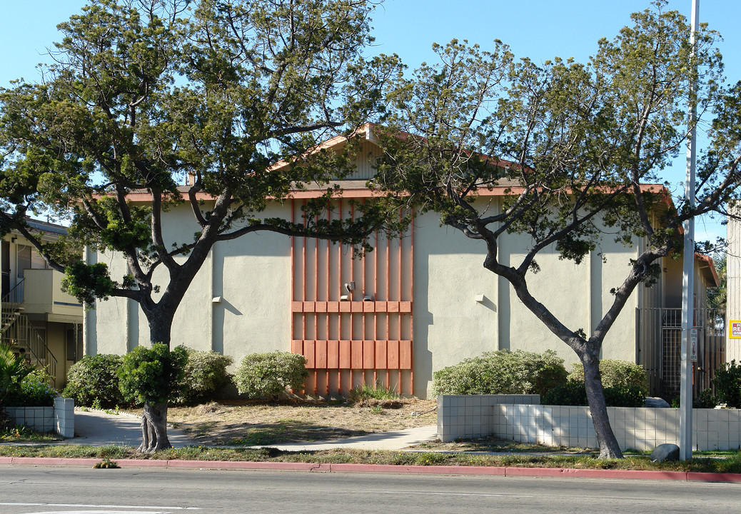 741 W Channel Islands Blvd in Oxnard, CA - Building Photo