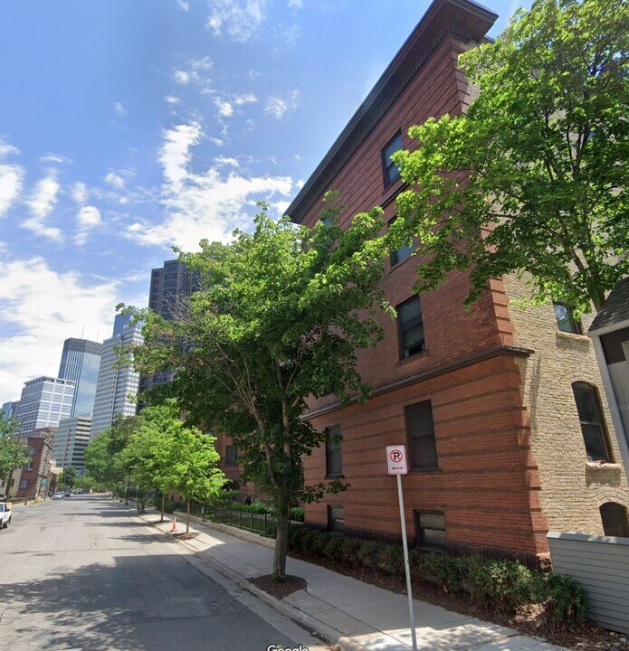1311 Yale Pl in Minneapolis, MN - Building Photo