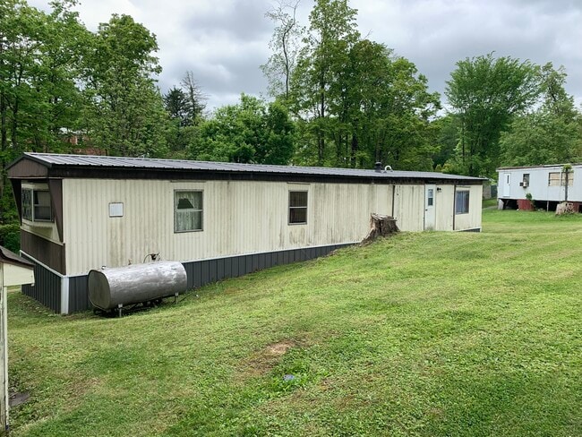 107 Windy St in Parker, PA - Building Photo - Building Photo