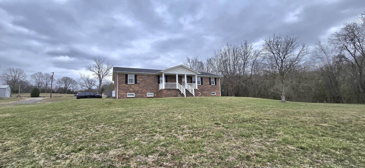 6681 Polk Ln in Columbia, TN - Building Photo