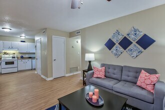 Miccosukee Arms in Tallahassee, FL - Foto de edificio - Building Photo