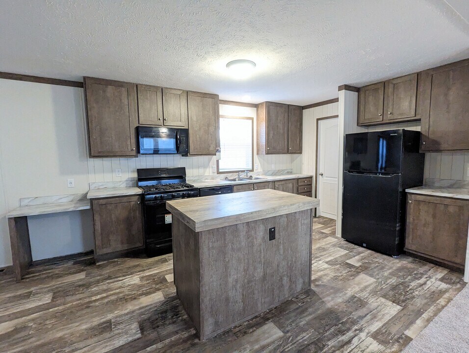 215 Colorado St in Belleville, MI - Building Photo