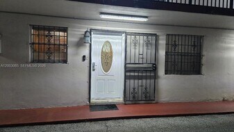 1000 W 28th St in Hialeah, FL - Building Photo