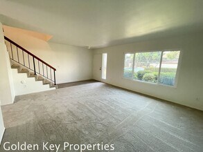 243 Blossom Way in Oceanside, CA - Building Photo - Building Photo