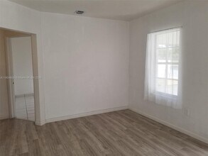 1215 NE 127th St in North Miami, FL - Building Photo - Building Photo