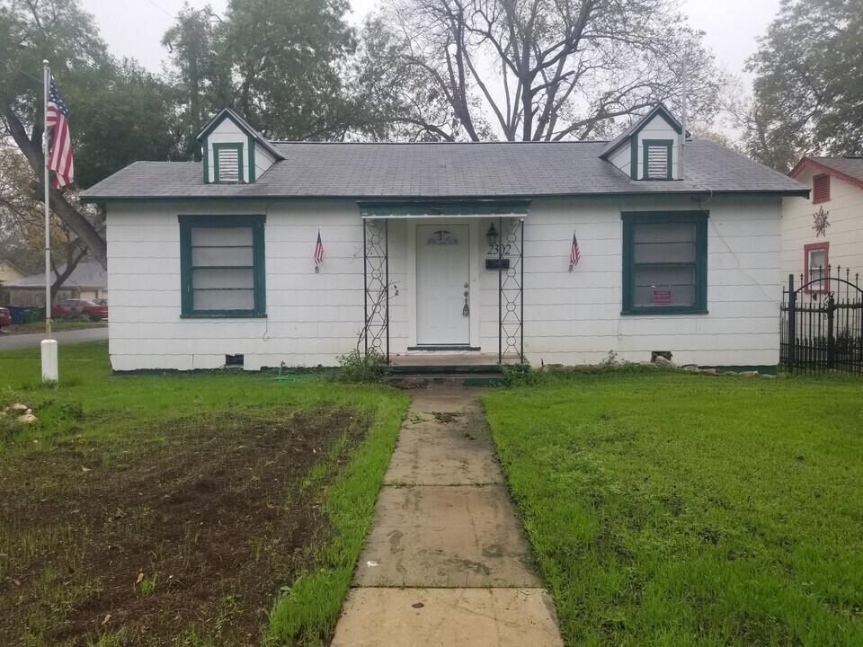 2302 Edison Dr in San Antonio, TX - Building Photo
