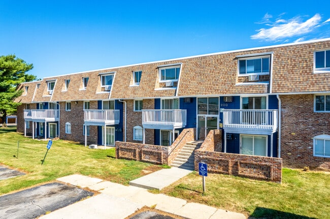 The Hampton Meadows in Des Moines, IA - Building Photo - Building Photo