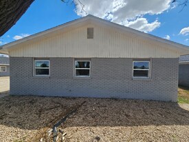 1726 E Dartmouth St in Lubbock, TX - Building Photo