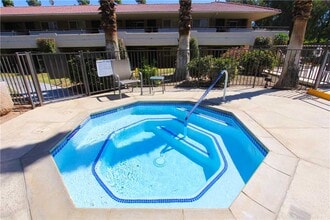 2825 N Los Felices Rd in Palm Springs, CA - Foto de edificio - Building Photo