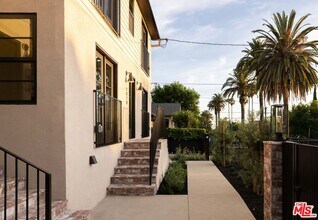 1020 Manzanita St in Los Angeles, CA - Building Photo - Building Photo