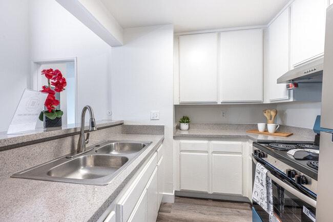 Talavera Apartments in Reseda, CA - Building Photo - Interior Photo