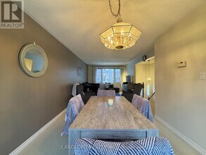 2294 Wyandotte Dr in Oakville, ON - Building Photo - Building Photo