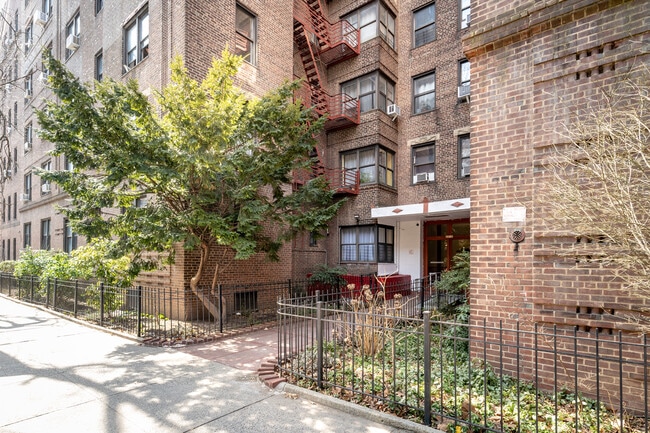 3516 76th St in Flushing, NY - Foto de edificio - Building Photo