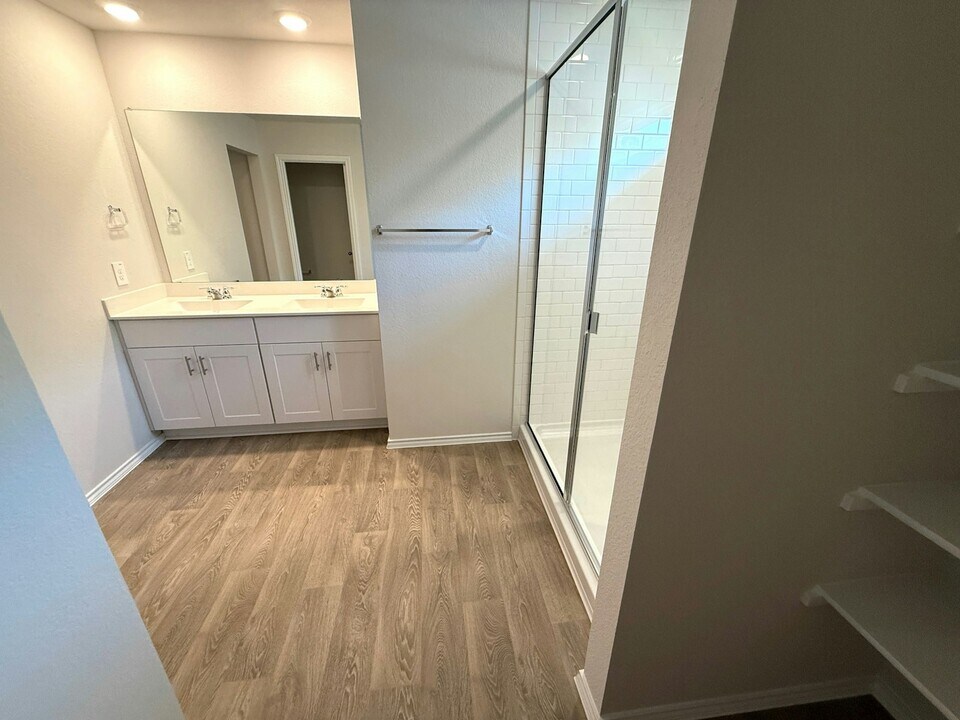 211 Wirecrested Dr in Lockhart, TX - Building Photo