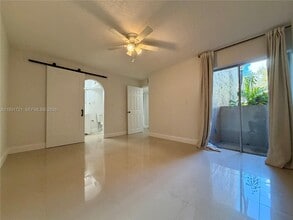 10651 SW 108th Ave, Unit 1D in Miami, FL - Foto de edificio - Building Photo