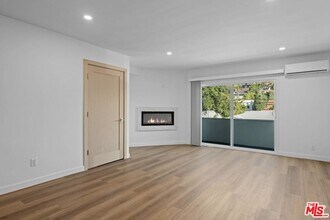 2449 Beachwood Dr in Los Angeles, CA - Building Photo - Building Photo