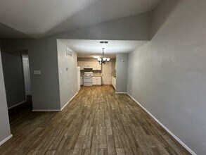 1706 Elkhart Ave in Lubbock, TX - Foto de edificio - Building Photo