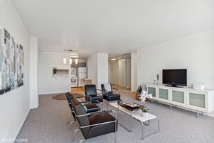 2400 N Lakeview Ave, Unit 1606 in Chicago, IL - Building Photo