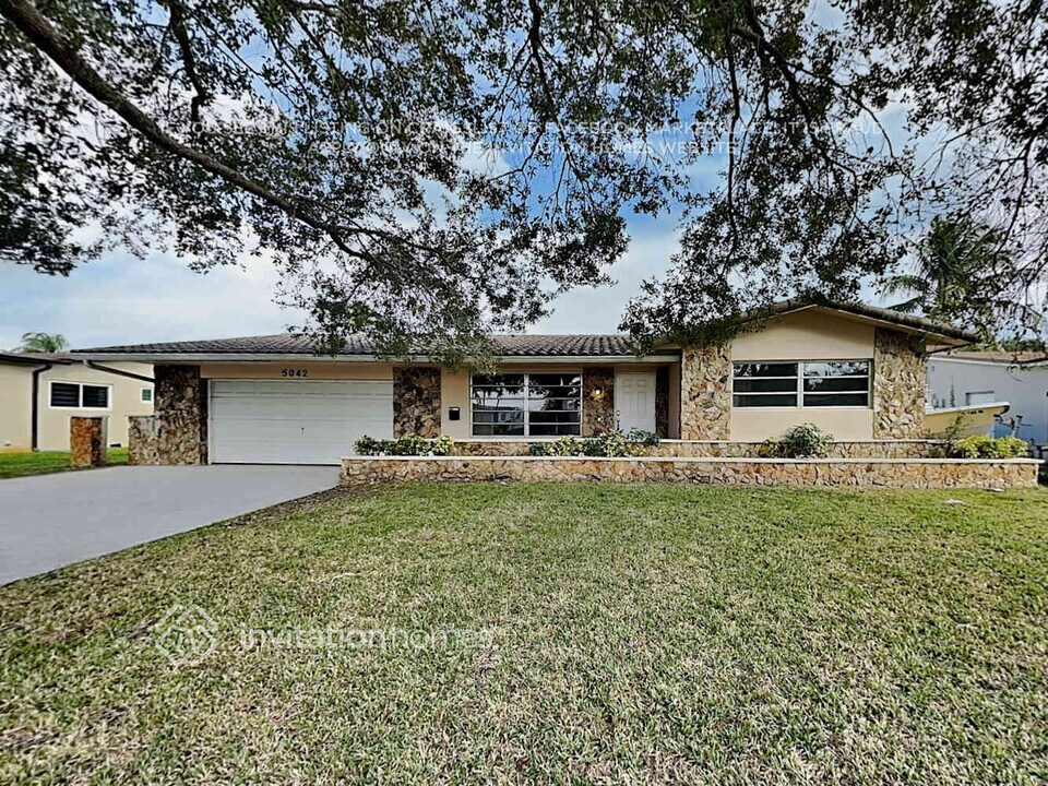 5042 SW 89th Ave in Cooper City, FL - Building Photo