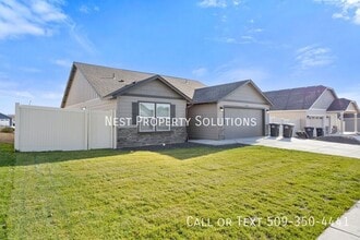 217 Royal Palm Dr in Moses Lake, WA - Building Photo - Building Photo