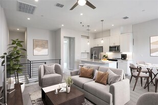 12001 Vista Parke Dr in Austin, TX - Building Photo