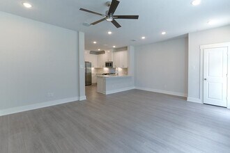 817 Crystal Oak Ln in Arlington, TX - Building Photo - Building Photo