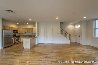 110 Second St., Unit 103 in Cambridge, MA - Foto de edificio - Building Photo