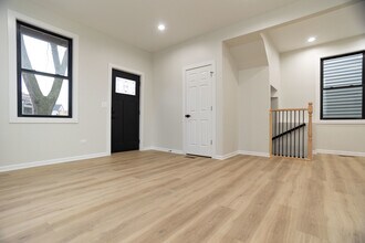 3111 N Oakley Ave in Chicago, IL - Building Photo - Building Photo
