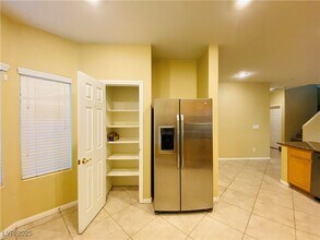 6779 Firewood Dr in Las Vegas, NV - Foto de edificio - Building Photo