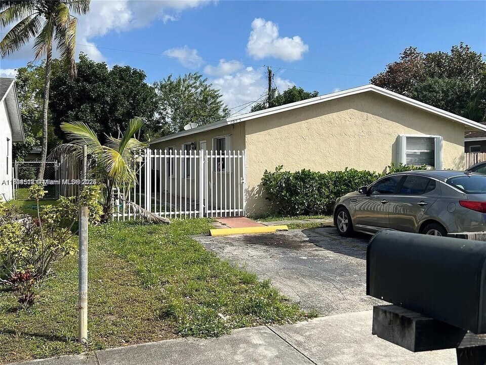 2845 NW 13th Ct in Fort Lauderdale, FL - Building Photo