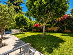 6134 Woodman Ave in Van Nuys, CA - Foto de edificio - Building Photo