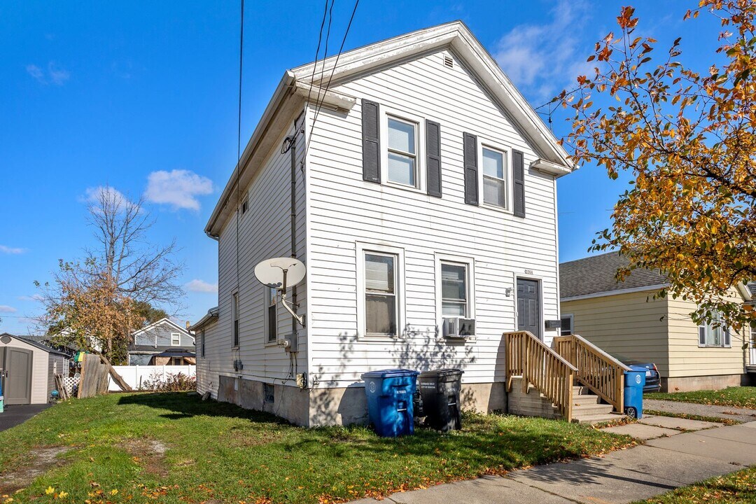 330 W 8th Ave-Unit -Upper Unit in Oshkosh, WI - Foto de edificio