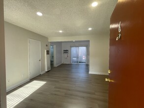 19405 Haynes St in Los Angeles, CA - Building Photo - Building Photo