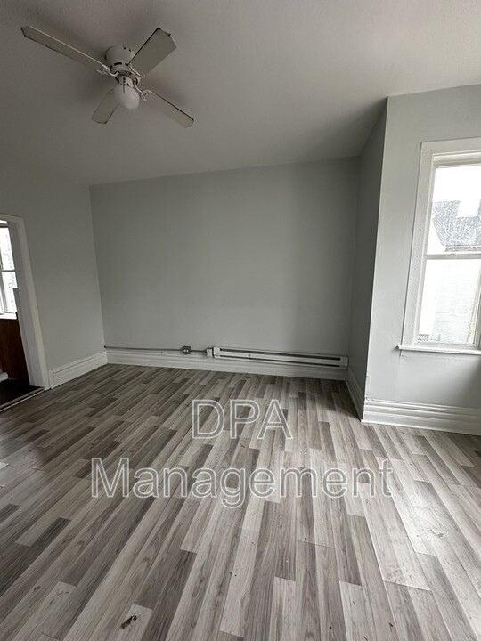 8927 S Muskegon Ave in Chicago, IL - Building Photo