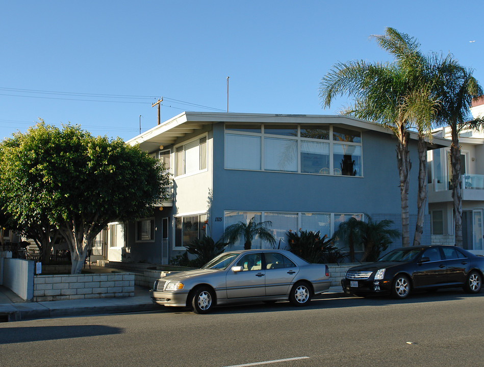 1115 W Balboa Blvd in Newport Beach, CA - Building Photo