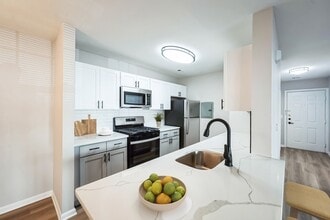 Eagle Rock Apartments at Freehold in Freehold, NJ - Foto de edificio - Building Photo