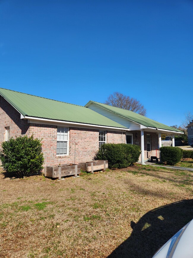 2105 Fowler St in Wilmington, NC - Foto de edificio - Building Photo