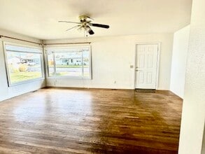 951 SW 13th St in Redmond, OR - Foto de edificio - Building Photo