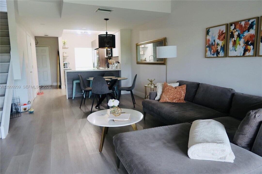 16755 Hemingway Dr in Weston, FL - Building Photo