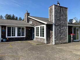 187 SW Birch Ct in Warrenton, OR - Building Photo