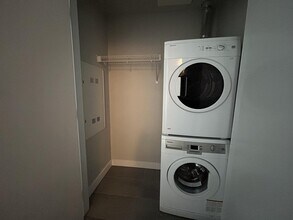 4900 Lennox Ln in Burnaby, BC - Building Photo - Building Photo