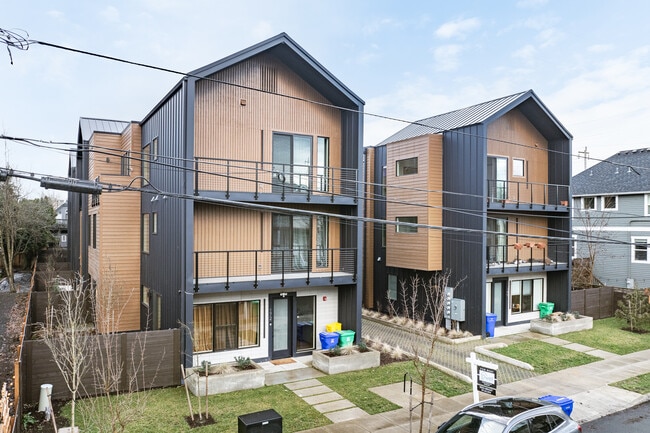 140 Sacramento Townhomes in Portland, OR - Building Photo - Building Photo