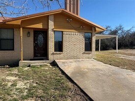 813 Co Rd 3680 in Paradise, TX - Building Photo