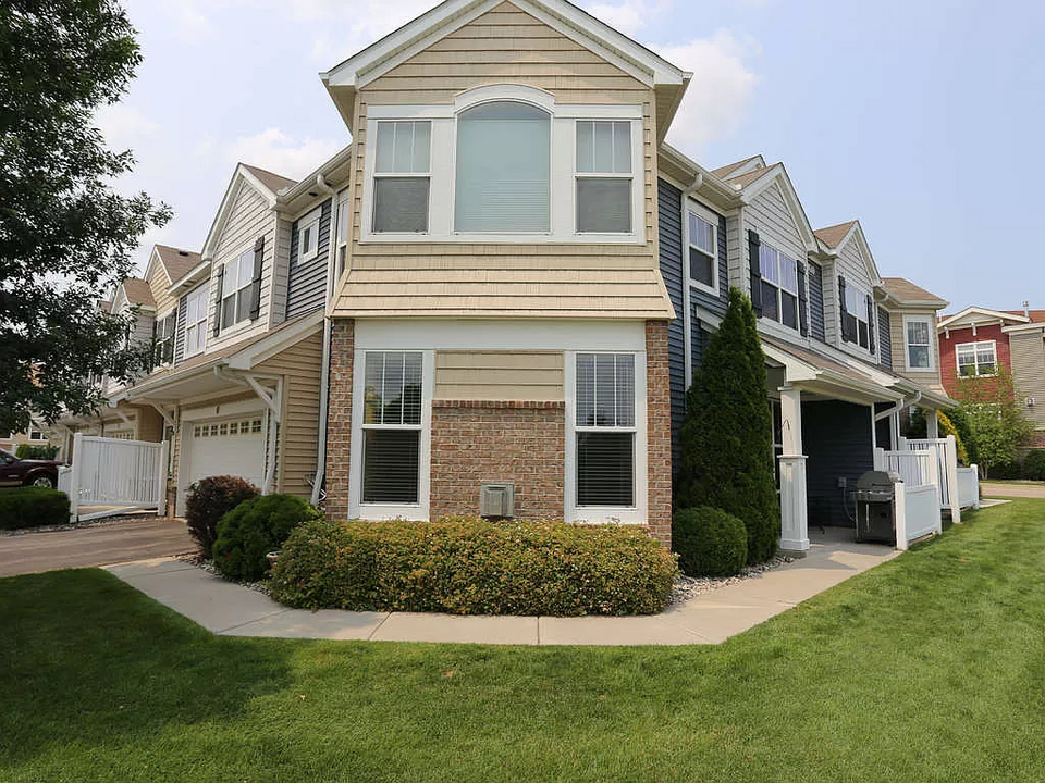 9640 Independence Cir, Unit 5 in Chanhassen, MN - Building Photo