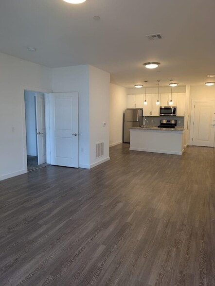 687 Ocean Ave in Jersey City, NJ - Foto de edificio - Building Photo