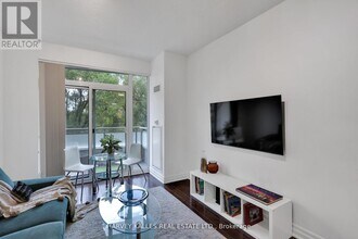 17 Ruddington Dr in Toronto, ON - Building Photo - Building Photo