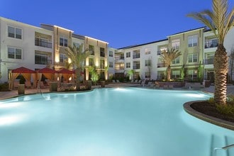 Domain on the Parkway in Houston, TX - Foto de edificio - Building Photo