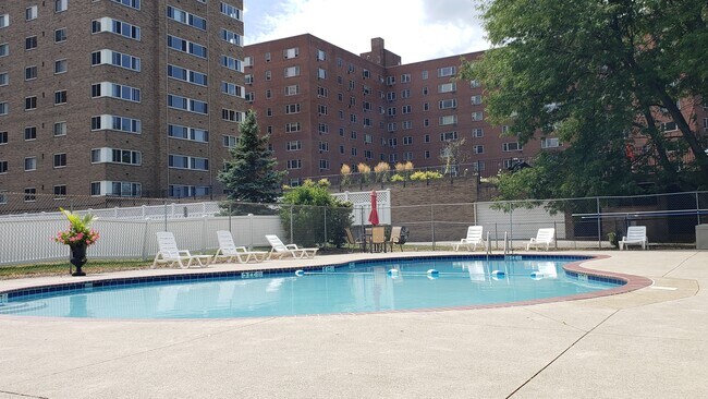 11720 Edgewater Dr, Unit 816