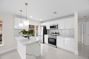 5664 Boynton Cres in Boynton Beach, FL - Building Photo