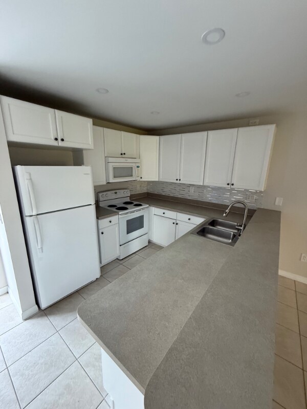 1025 SE 12th St in Cape Coral, FL - Foto de edificio - Building Photo